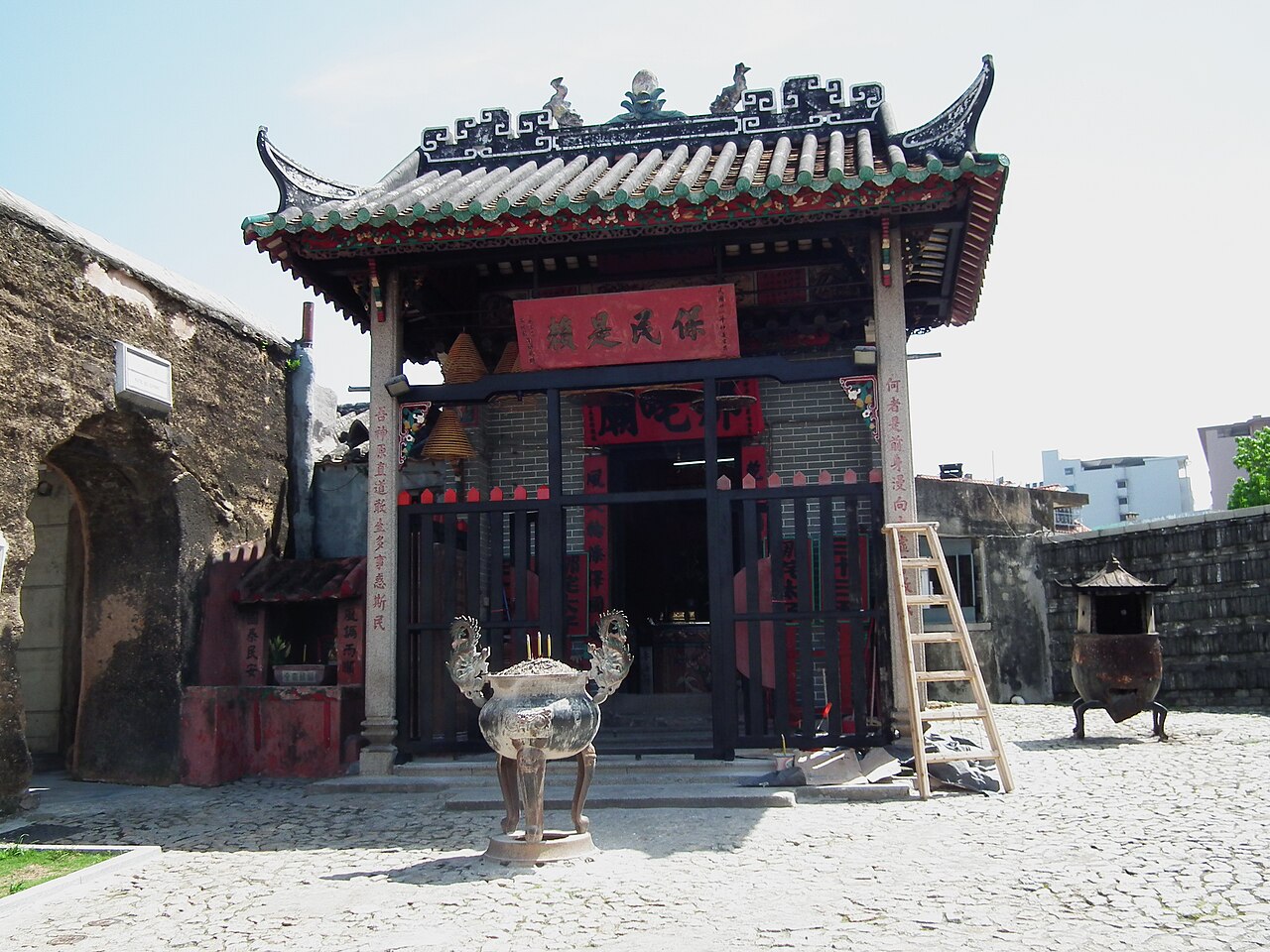 Dragon King conflict context for Nezha mythology story with sea palace or temple relief elements