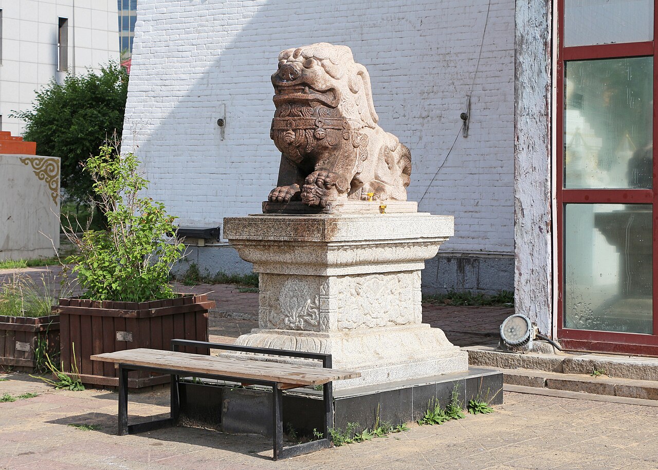 Chinese guardian lion meaning opening image with stone guardian lions, a doorway, and cultural symbol context
